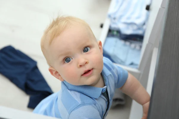 Baby kasta upp kläder — Stockfoto