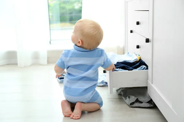 Дитина викидає одяг — стокове фото
