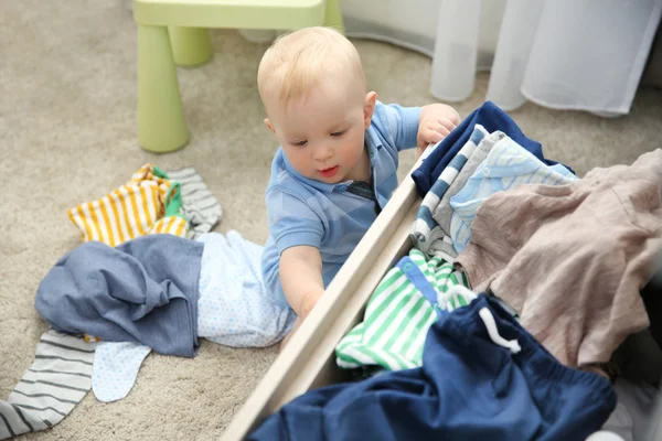 Bebé vomitando ropa — Foto de Stock