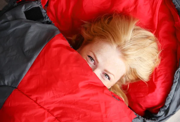 Frau liegt im Schlafsack — Stockfoto