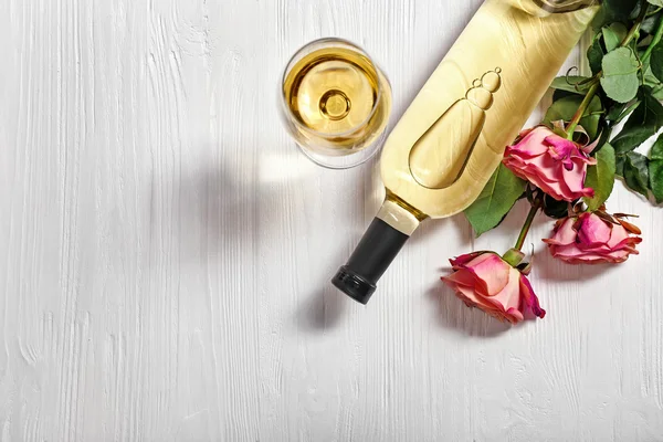 와인, 안경, 꽃의 병 — 스톡 사진