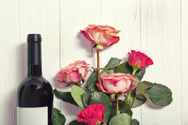ワインとバラのボトル — ストック写真