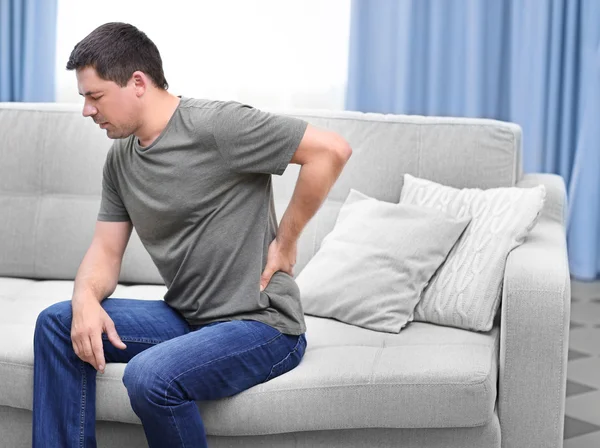 Omul care suferă de dureri de spate — Fotografie, imagine de stoc
