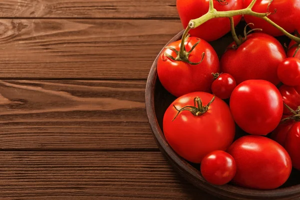 Różnych pomidory w płycie — Zdjęcie stockowe