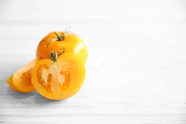 Yellow tomato and slices — Stock Photo, Image