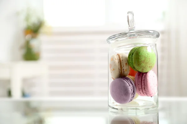 Colorful macaroons in glass jar — Stock Photo, Image