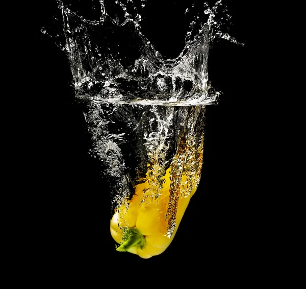 Yellow pepper falling in water — Stock Photo, Image