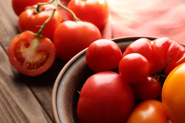 Tomates diferentes em tigela — Fotografia de Stock