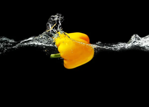 Gul paprika falla i vatten — Stockfoto