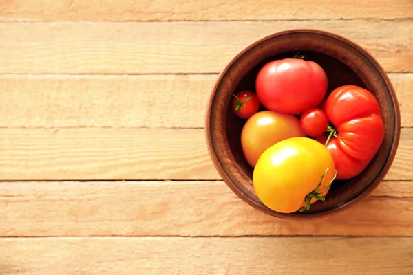 Различные помидоры в миске — стоковое фото