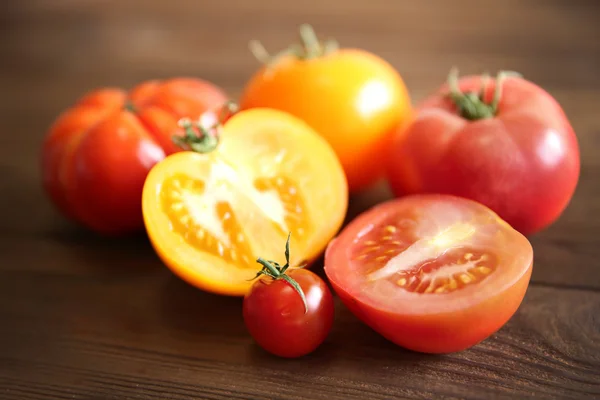 Different juicy tomatoes — Stock Photo, Image