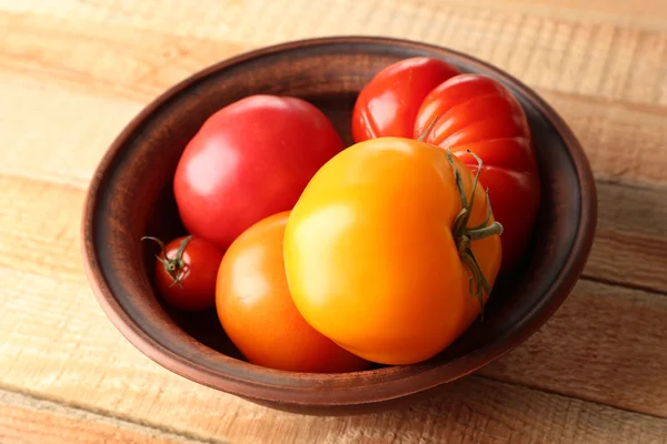 Різні помідори в мисці — стокове фото