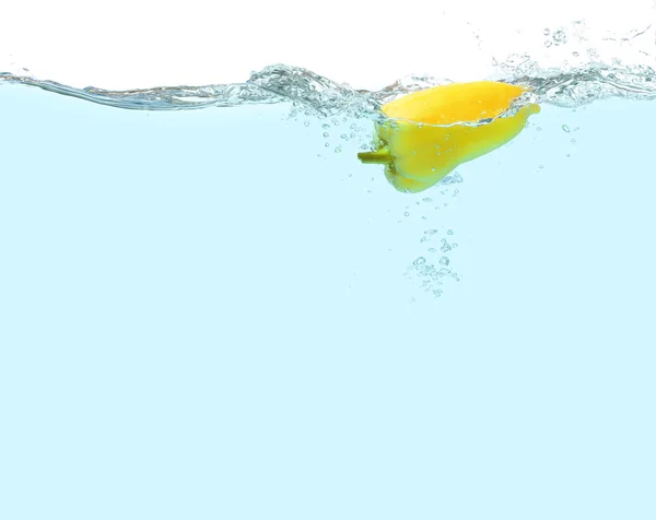 Gele peper vallen in water — Stockfoto
