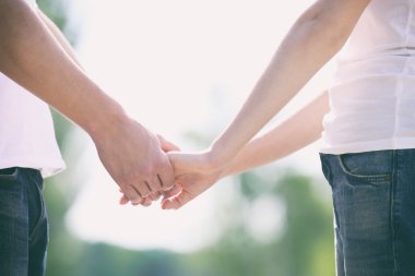 El ele tutuşan çift