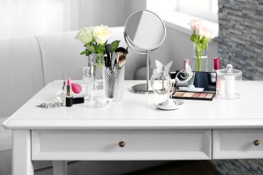 Kozmetik masaya ayarla