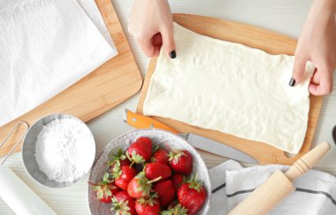 Çilekli tatlı yemek