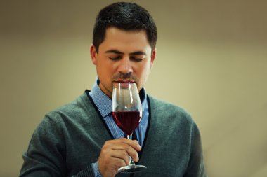 Yakışıklı adam şarap tadımı  