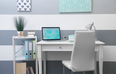 Dizüstü bilgisayar ile şık işyeri