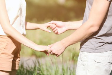 El ele tutuşan çift