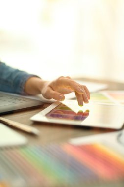 Tablet kullanan kadın