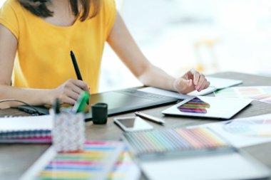 Tablet kullanan kadın