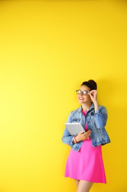 Sevimli genç kadın holding tablet