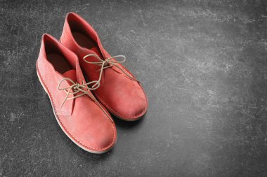 Kara günü kırmızı ayakkabılar 