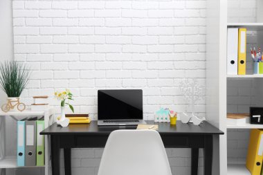 Dizüstü bilgisayar ile şık işyeri 