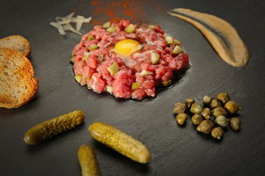 Biftek tartar ekmek ile 