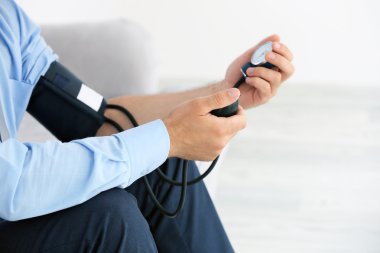 Kan basıncını ölçüyorum. 