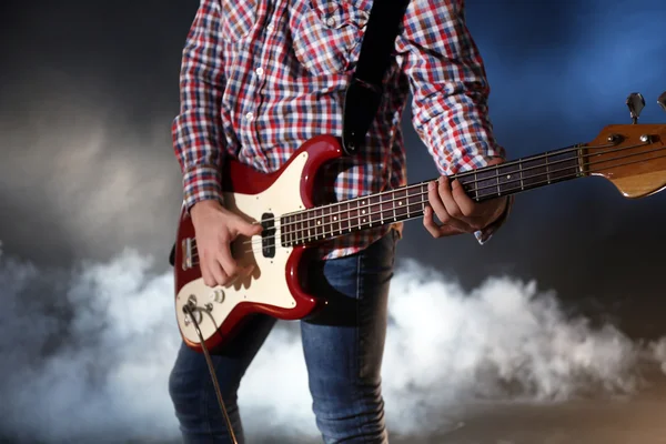 Uomo che suona la chitarra elettrica — Foto Stock