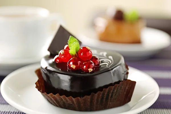 Schokoladenkuchen mit frischen Johannisbeeren — Stockfoto