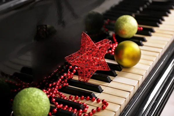 Decoração de Natal no piano — Fotografia de Stock