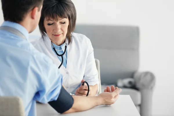 Female Doctor Measuring Man Blood Pressure Tonometer — Stock Photo, Image