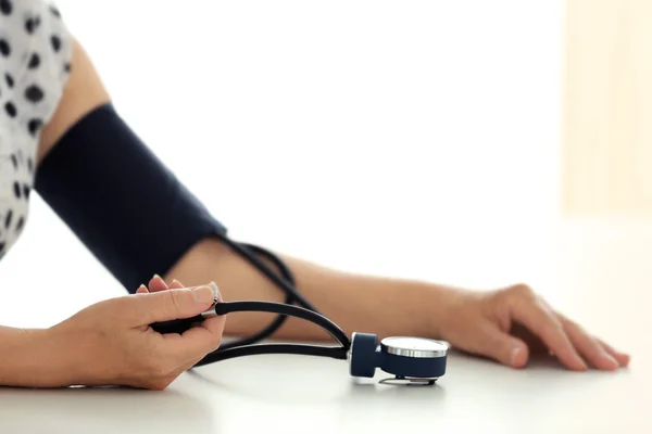 Measuring blood pressure — Stock Photo, Image