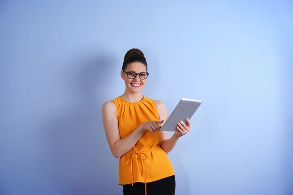 Ung affärskvinna anläggning tablet — Stockfoto