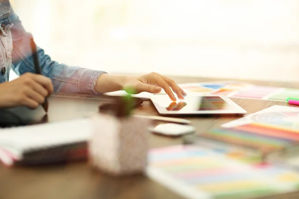 Woman using tablet — Stock Photo, Image