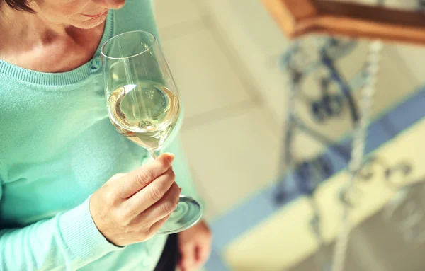Donna Degustazione Vino Bianco — Foto Stock