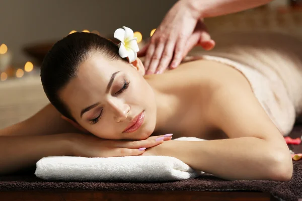 Massaggio nel salone spa — Foto Stock