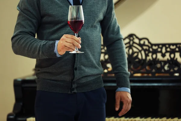 Man som håller glas vin — Stockfoto