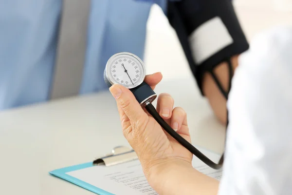 Doctor measuring pressure — Stock Photo, Image