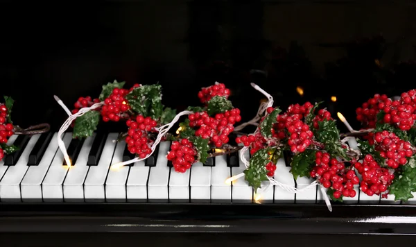Weihnachtsdekoration am Klavier — Stockfoto