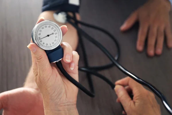 Doctor measuring pressure — Stock Photo, Image