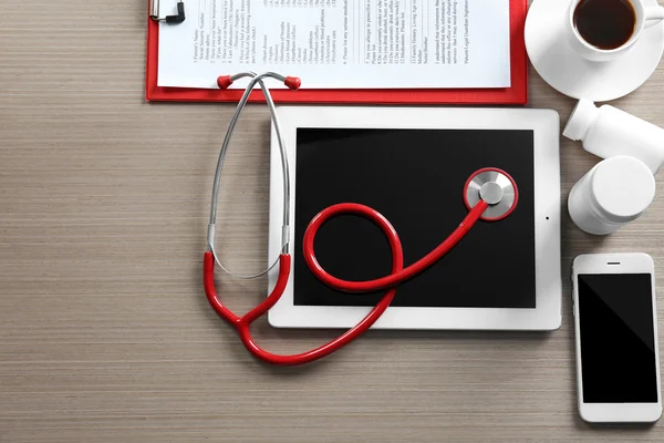 Red stethoscope with tablet — Stock Photo, Image