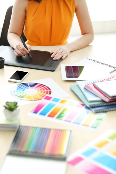 Mujer usando tableta — Foto de Stock