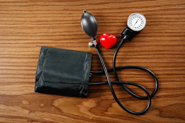 Tonómetro con corazón rojo —  Fotos de Stock