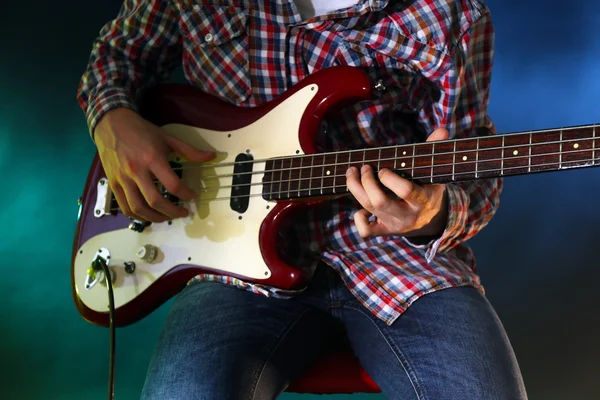 Uomo che suona la chitarra elettrica — Foto Stock