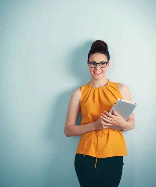 Young businesswoman holding tablet — Stock Photo, Image