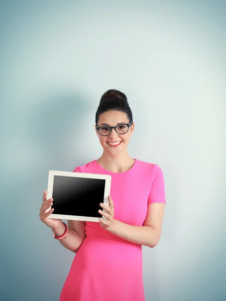 Frau hält Tablet in der Hand — Stockfoto