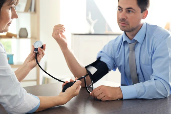 Ärztin Misst Mann Blutdruck Mit Tonometer — Stockfoto